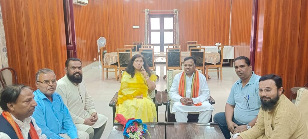 भाजपा सांसद प्रत्याशी सरोज पांडेय ने अल्पसंख्यक मोर्चा के पदाधिकारियों के साथ चुनाव को लेकर की विशेष चर्चा