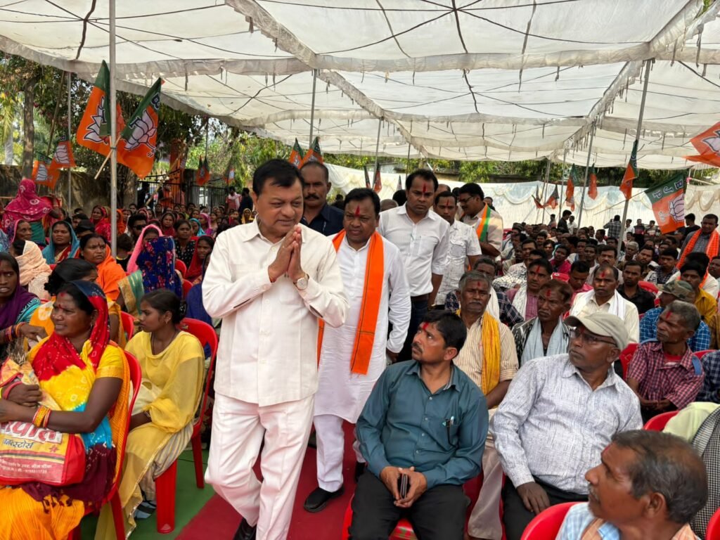 लोकसभा प्रत्याशी सुश्री सरोज पांडे के पक्ष में मंत्री लखन लाल देवांगन ने शुरु किया धुंआधार प्रचार प्रसार