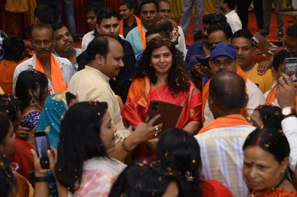 होली मिलन समारोह : भाजपा प्रत्याशी सरोज पांडे और मंत्री लखन लाल देवांगन ने कोरबा वासियों संग खेली फूलों की होली