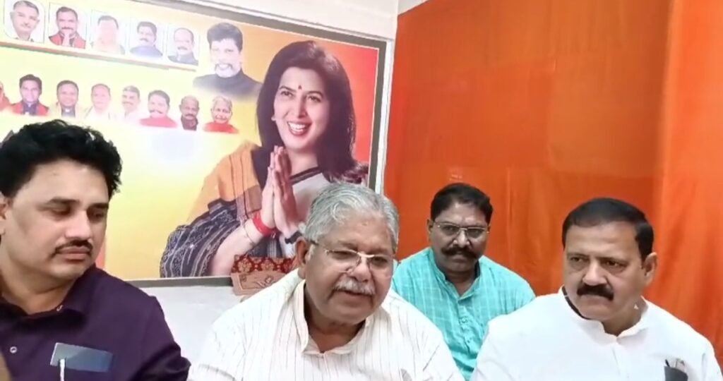 धरम लाल कौशिक ने बूथ विजय अभियान का किया शुभारंभ, कार्यकर्ताओं के घर लगाया झंडा