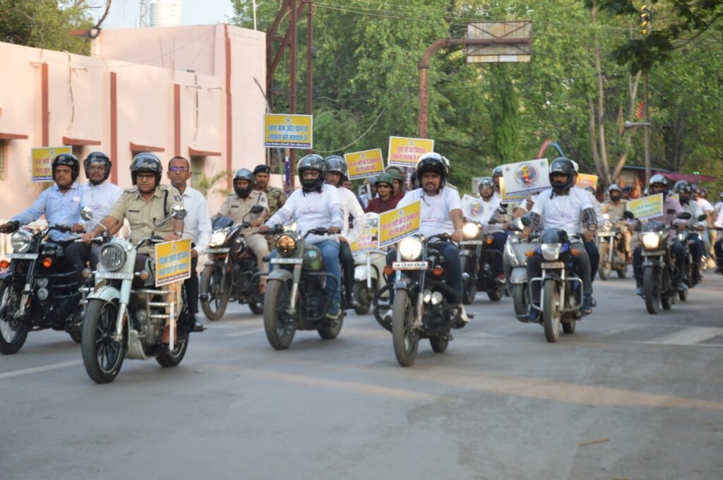 आम नागरिकों के साथ बाइक चलाकर कलेक्टर व एसपी ने मतदाताओं को किया जागरूक