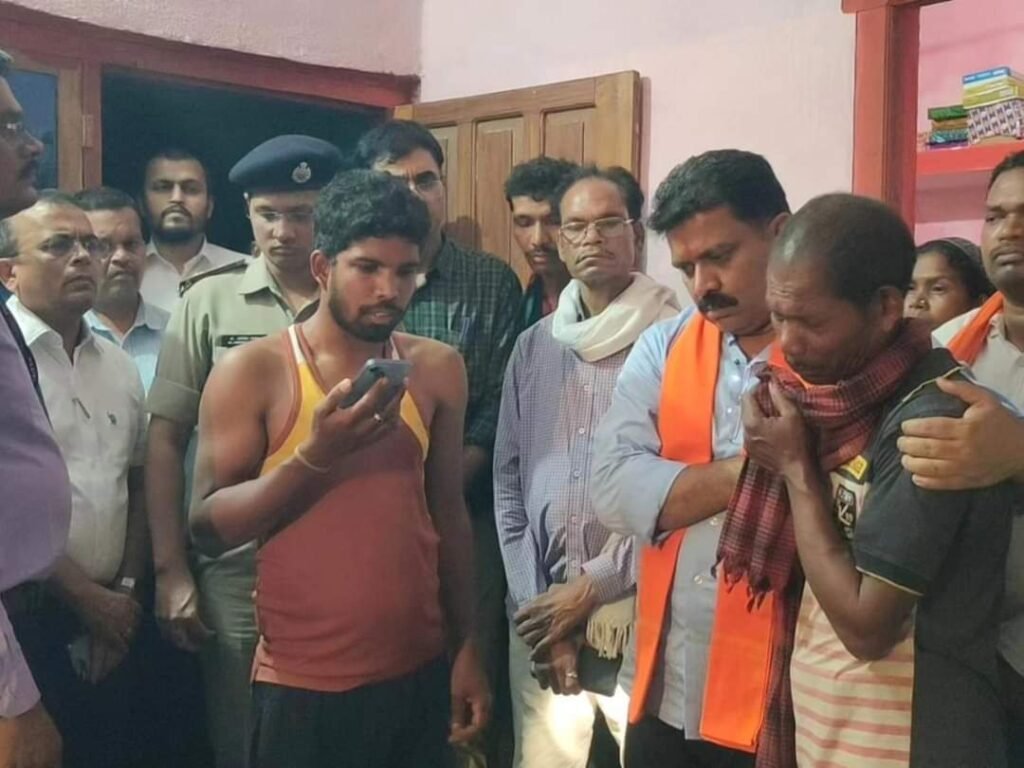 मुख्यमंत्री विष्णु देव साय ने कवर्धा हादसे के मृतकों के परिजनों से फोन पर की बात कहा – आप हमें अपना समझें, शोक की घड़ी में हम सब आपके साथ हैं