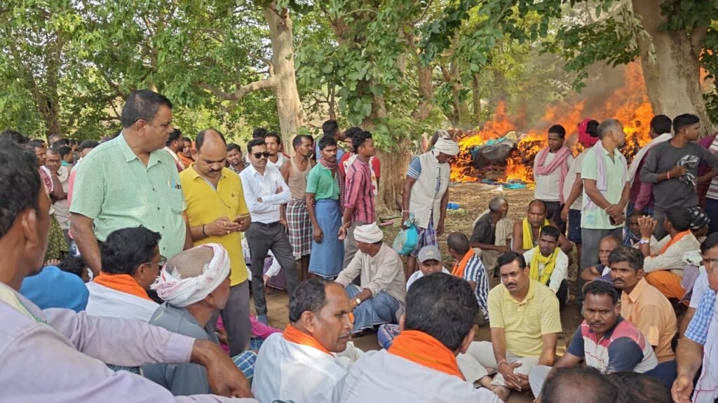 सड़क दुर्घटना में ग्राम सेमरहा के मृतको के अंत्येष्टि कार्यक्रम में शामिल हुए उप मुख्यमंत्री विजय शर्मा