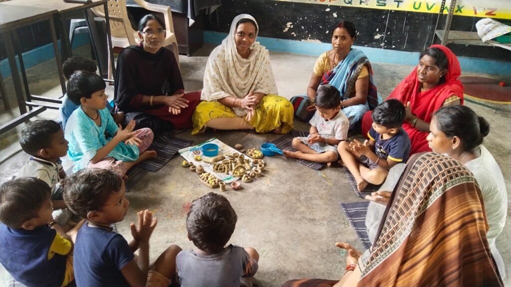 स्वदेशी खिलौने का महत्व बताया नौनिहालों को ,आंगनबाड़ी केंद्रों में बनाए मिट्टी के खिलौने