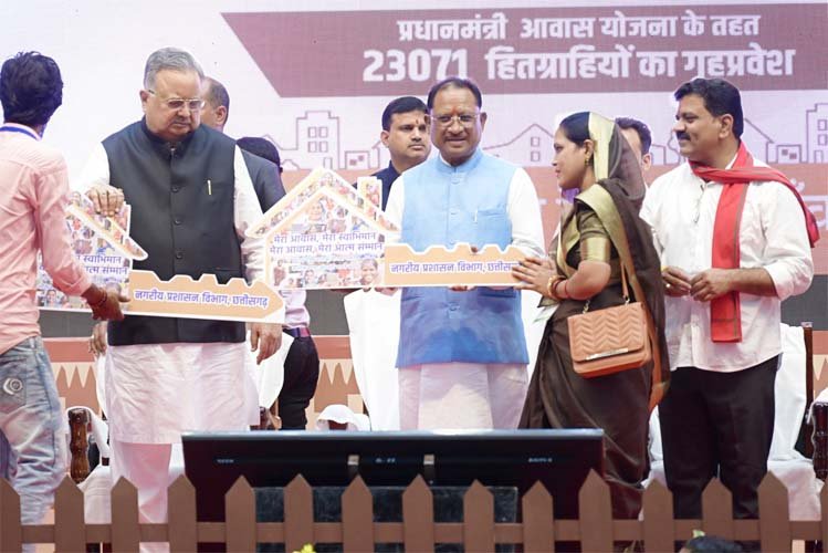 पीएम मोदी ने आवासहीन परिवारों को घर निर्माण के लिए 2044 करोड़ रुपये की राशि ऑनलाइन हस्तांतरित की