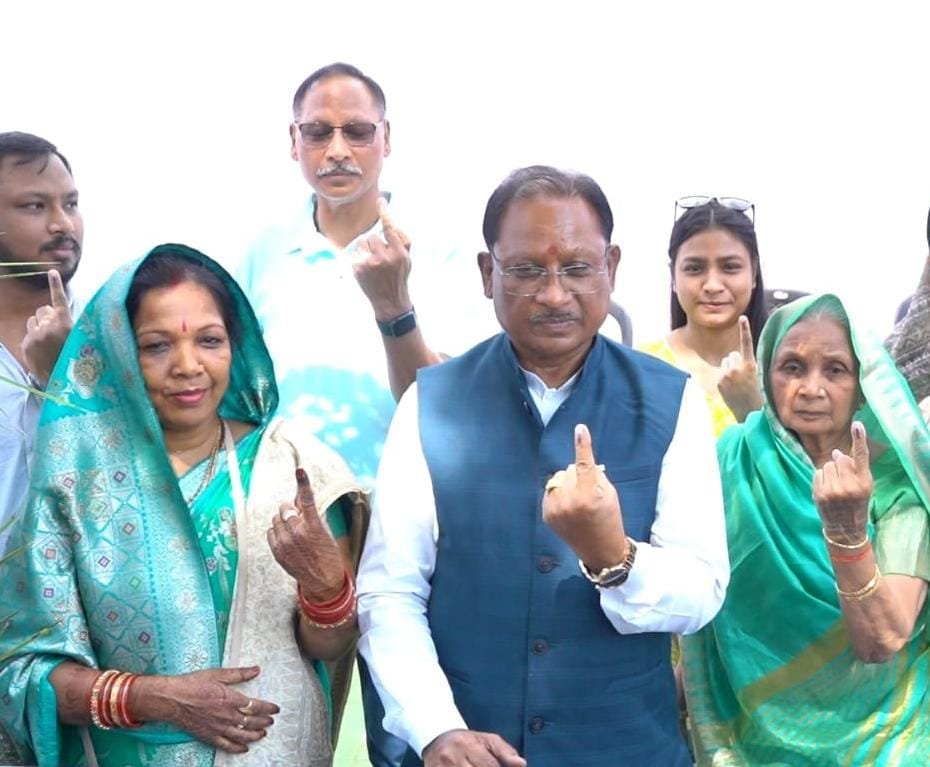 मुख्यमंत्री विष्णुदेव साय ने पंचायत चुनाव के तीसरे चरण में किया मतदान