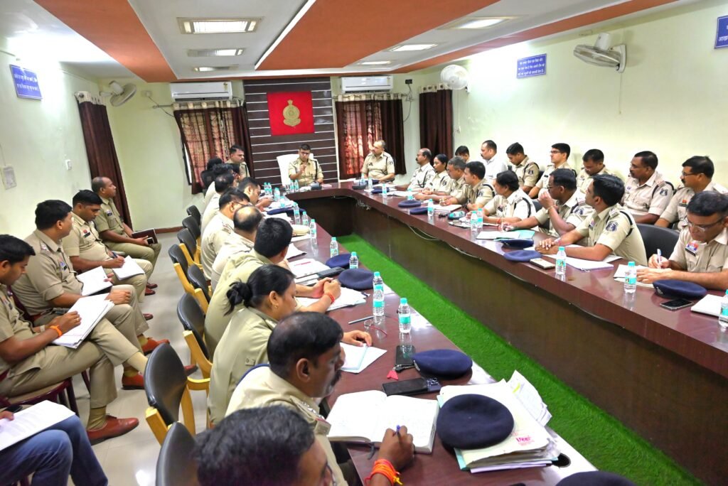 समीक्षा बैठक : अवैध गतिविधियों पर कठोर कार्रवाई, लंबित अपराधों के शीघ्र निराकरण के निर्देश