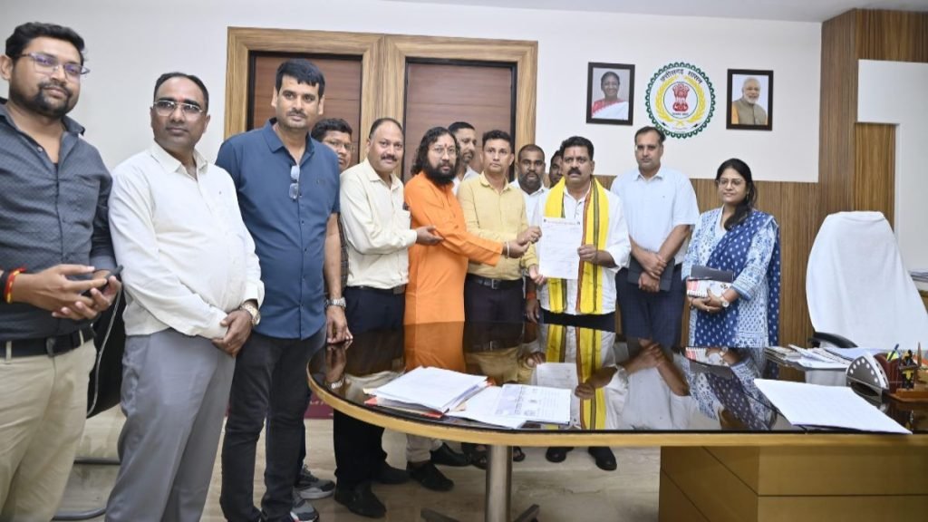 पंचायत सचिवों की हड़ताल 32 दिन बाद समाप्त, डिप्टी सीएम शर्मा से चर्चा के बाद लिया गया फैसला…