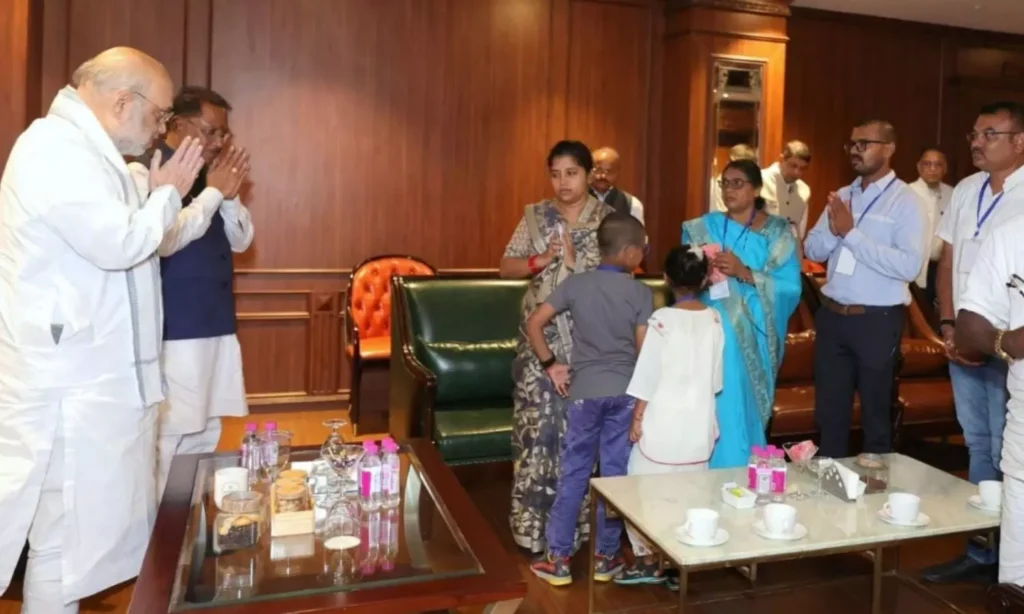 सुकमा IED ब्लास्ट में शहीद आकाश राव के परिवार से मिले गृह मंत्री अमित शाह, कहा- देश उनके बलिदान का ऋणी