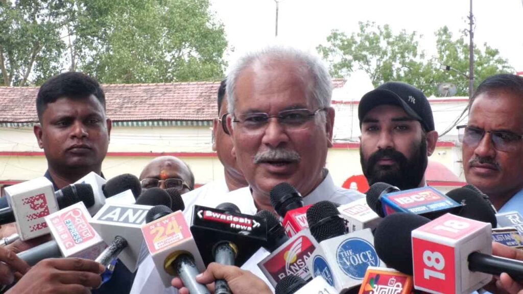 शराब घोटाला केस जेल मे बन्द लखमा और विजय भाठिया से मिले भूपेश बघेल, सरकार पर लगाया आरोप