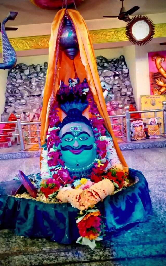 दीपका : उज्जैन के तर्ज पर नर्मदेश्वर महादेव शिवलिंग का दिव्य श्रृंगार व संगीतमय आरती, बना आस्था का केंद्र
