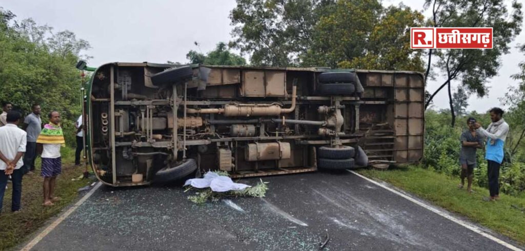 Bus पलटी, महिला की मौत, कई यात्री घायल