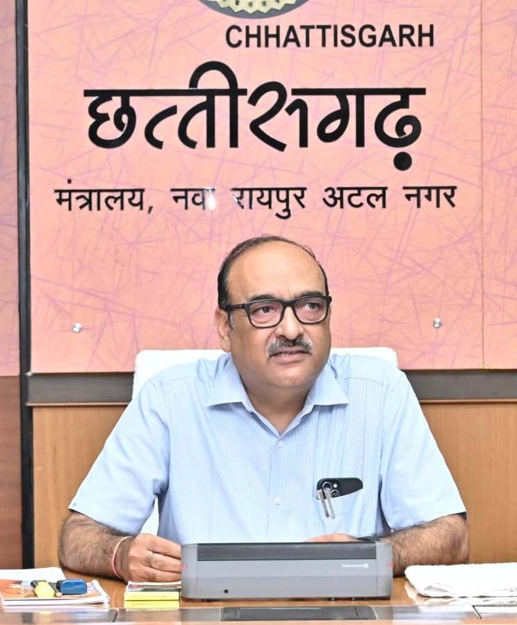 मुख्य सचिव विकासशील ने उच्च स्तरीय बैठक में विभागीय सचिवों से विभागीय काम-काज की ली जानकारी