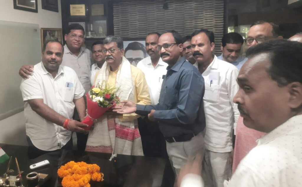 कन्नौजिया राठौर समाज के पदाधिकारियों ने विधानसभा नेता प्रतिपक्ष डॉ. चरणदास महंत से की मुलाकात