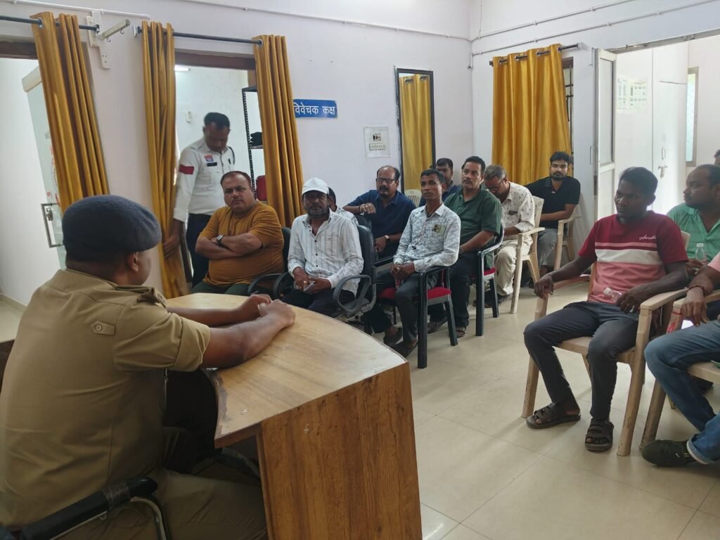 डीएसपी ट्रैफिक ने स्कूल वैन और ऑटो चालकों के साथ बैठक की, यातायात नियमों का पालन करने को कहा