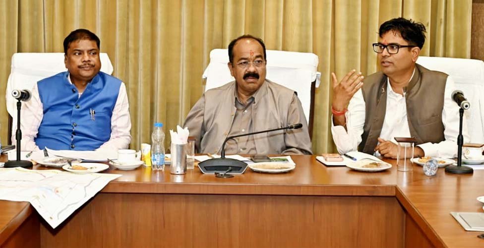 उप मुख्यमंत्री साव ने वन मंत्री कश्यप और वित्त मंत्री चौधरी के साथ राज्योत्सव व प्रधानमंत्री के नवा रायपुर प्रवास की तैयारियों की समीक्षा की