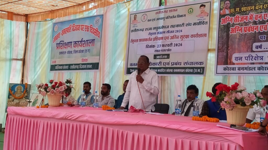 KORBA : पसरखेत में तेंदूपत्ता संग्रहण पूर्व शाखकर्तन की कार्यशाला संपन्न,उप प्रबंध संचालक एसडीओ कंवर ने विस्तृत रूप से दी जानकारी