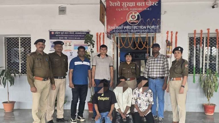 RPF ने बिलासपुर रेलवे स्टेशन पर बड़ी कार्रवाई , चार अलग-अलग मामलों में कुल 8 आरोपी गिरफ्तार किए गए