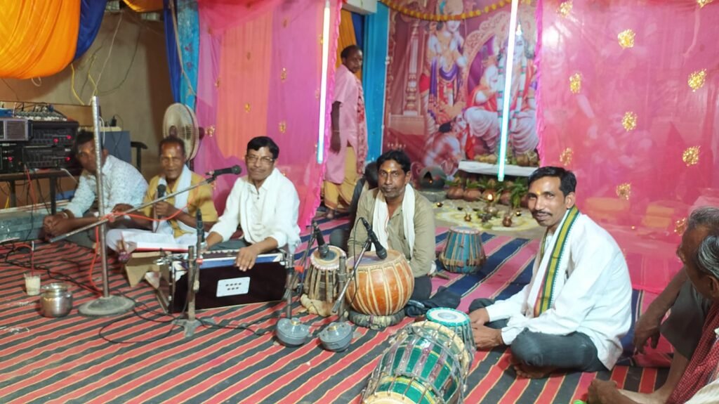 धोबनीमार में पांच दिवसीय रामायण बड़ी संख्या में श्रद्धालु पहुंचे…भजनों से उपस्थित जन हुए भाव-विभोर