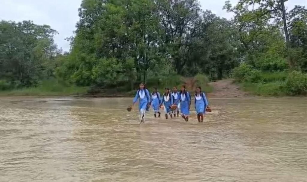 पुल नहीं तो पढ़ाई दांव पर – उफनते नाले को पार कर स्कूल जाने को मजबूर छात्राएं